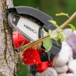 Mini Tronçonneuse Sans Fil Rechargeable, Lame 4", Longueur De Coupe 10cm, élagage Des Branches, 1kg, 1 Batterie + 1 Chargeur Inclus - Greencut GSM210L 11 Mini Tronçonneuse Sans Fil Rechargeable, Lame 4", Longueur De Coupe 10cm, élagage Des Branches, 1kg, 1 Batterie + 1 Chargeur Inclus - Greencut GSM210L -Tronçonneuse et accessoire Soldes 2022 29809556 5